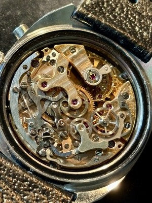 Revue-Chronograph mit Panda-Zifferblatt, Valjoux 23